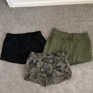 Old Navy Women's Shorts Bundle - Black, Green, Leaf Print